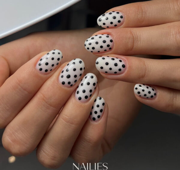 Polka dots viralowe paznokcie