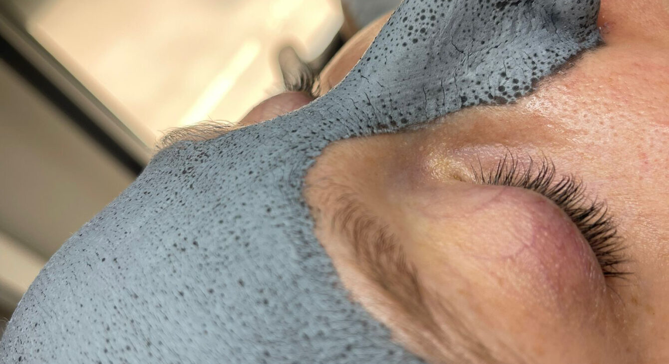 Zabieg silnie oczyszczający PCA SKIN z peelingiem kawitacyjnym